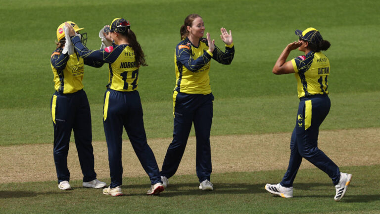 Harman helps Hampshire rescue tie after Wellington ties down Surrey – वाइटलिटी ब्लास्ट: हैम्पशायर और सरे के बीच रोमांचक मुकाबला टाई